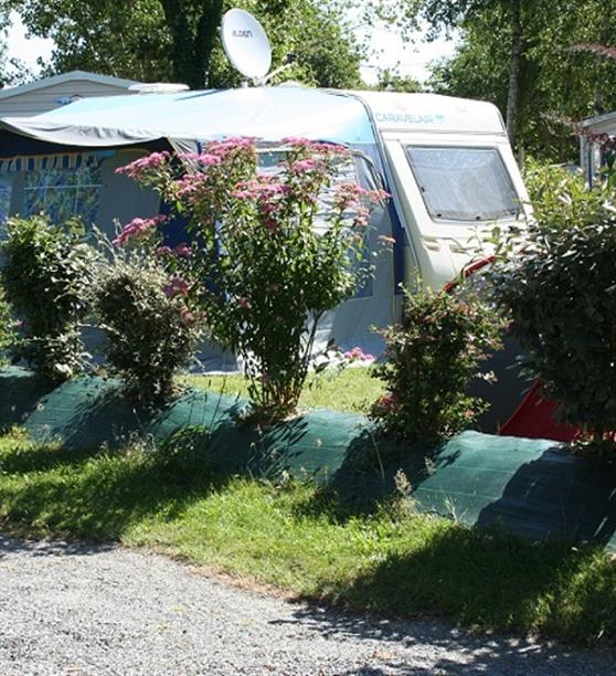Emplacements délimités par des haies fleuries camping Les Embruns Camoël entre Arzal, La Roche Bernard et Pénestin sud Morbihan