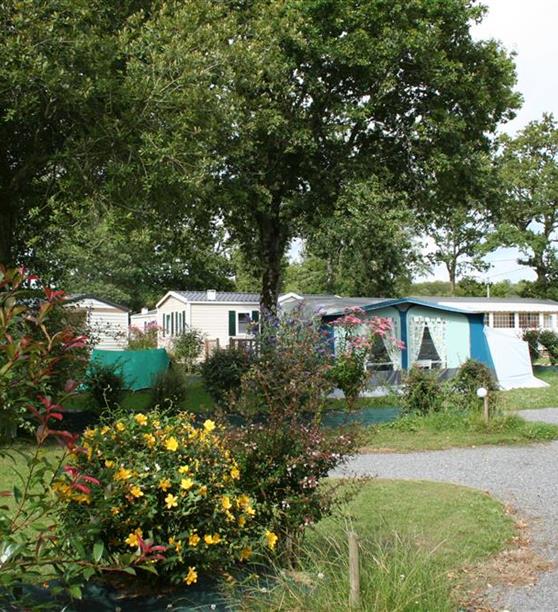Emplacements ombragés camping Les Embruns Camoël entre Arzal, La Roche Bernard et Pénestin sud Morbihan