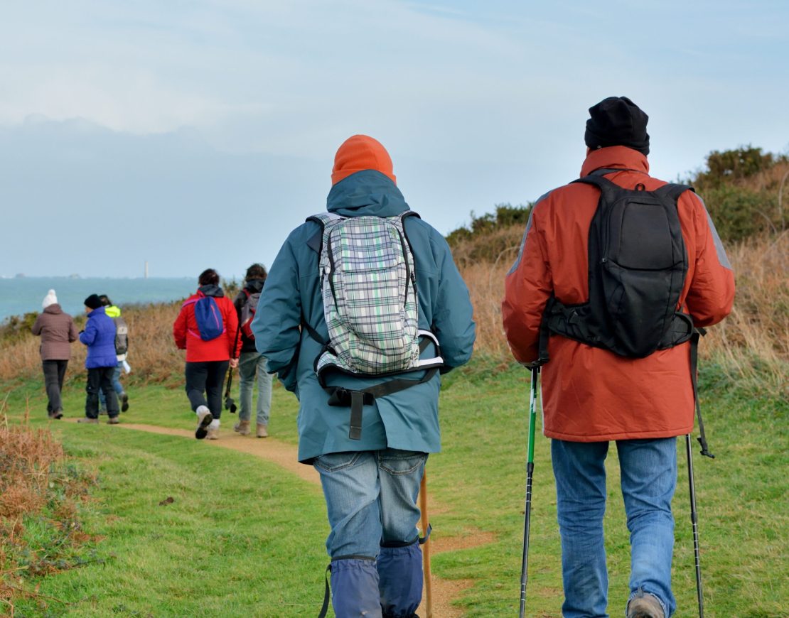 Groupe de randonneurs sur le GR34 en Bretagne – France Groupe de randonneurs sur le GR34 en Bretagne - France